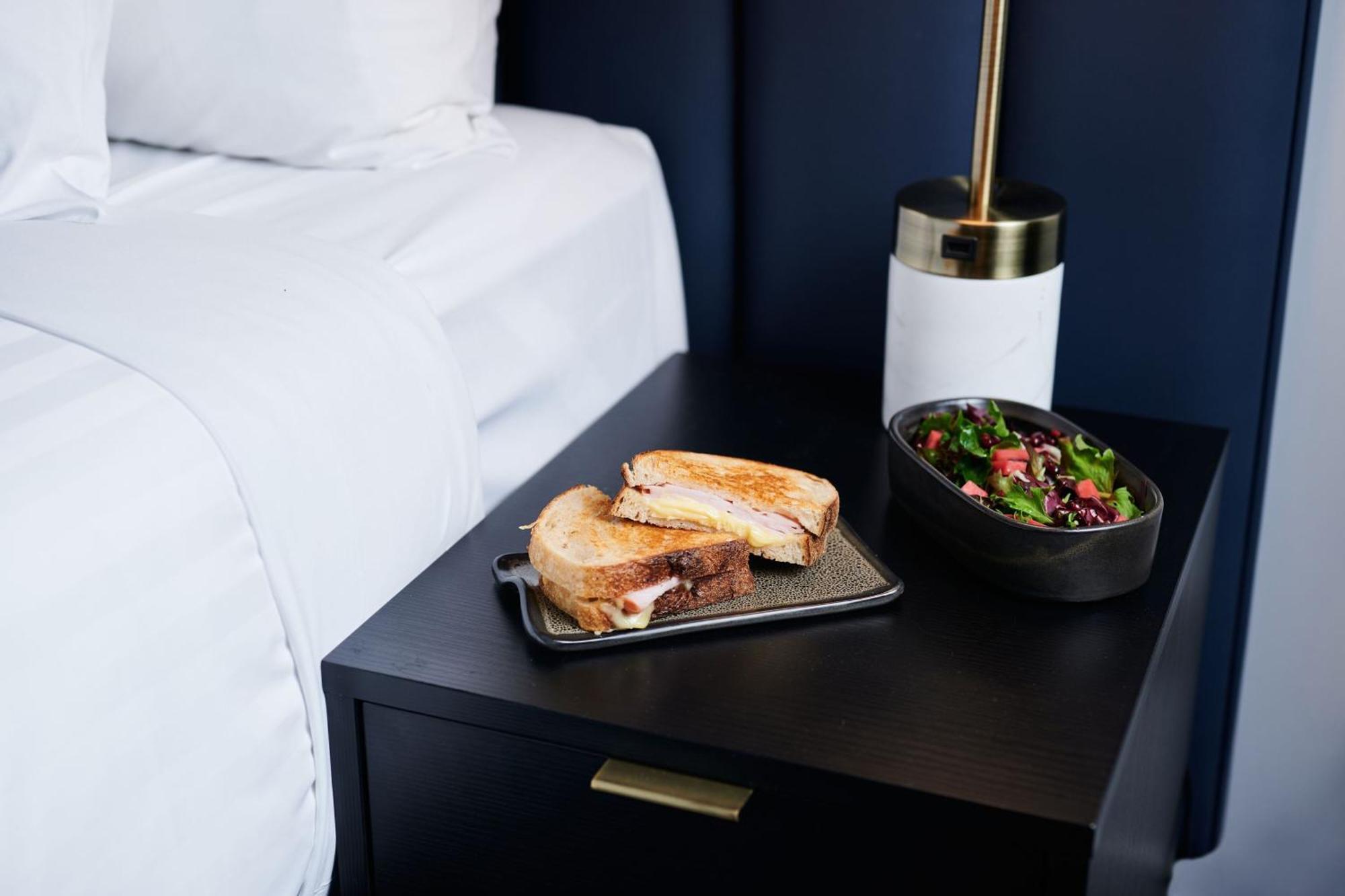 Midnight Hotel, Autograph Collection Canberra Exteriér fotografie Room service at the London West Hollywood
