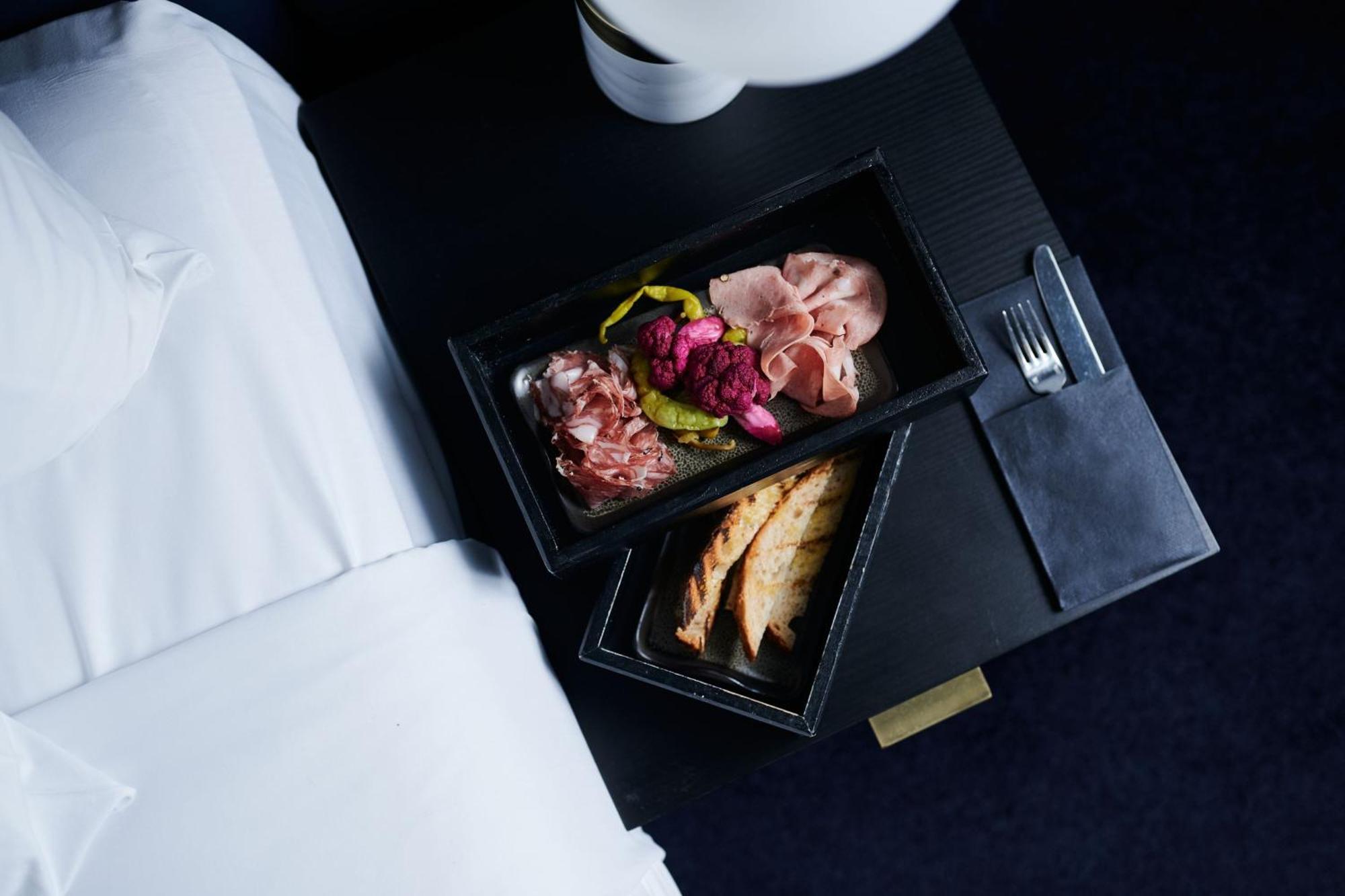 Midnight Hotel, Autograph Collection Canberra Exteriér fotografie A first-class meal on board a Lufthansa plane