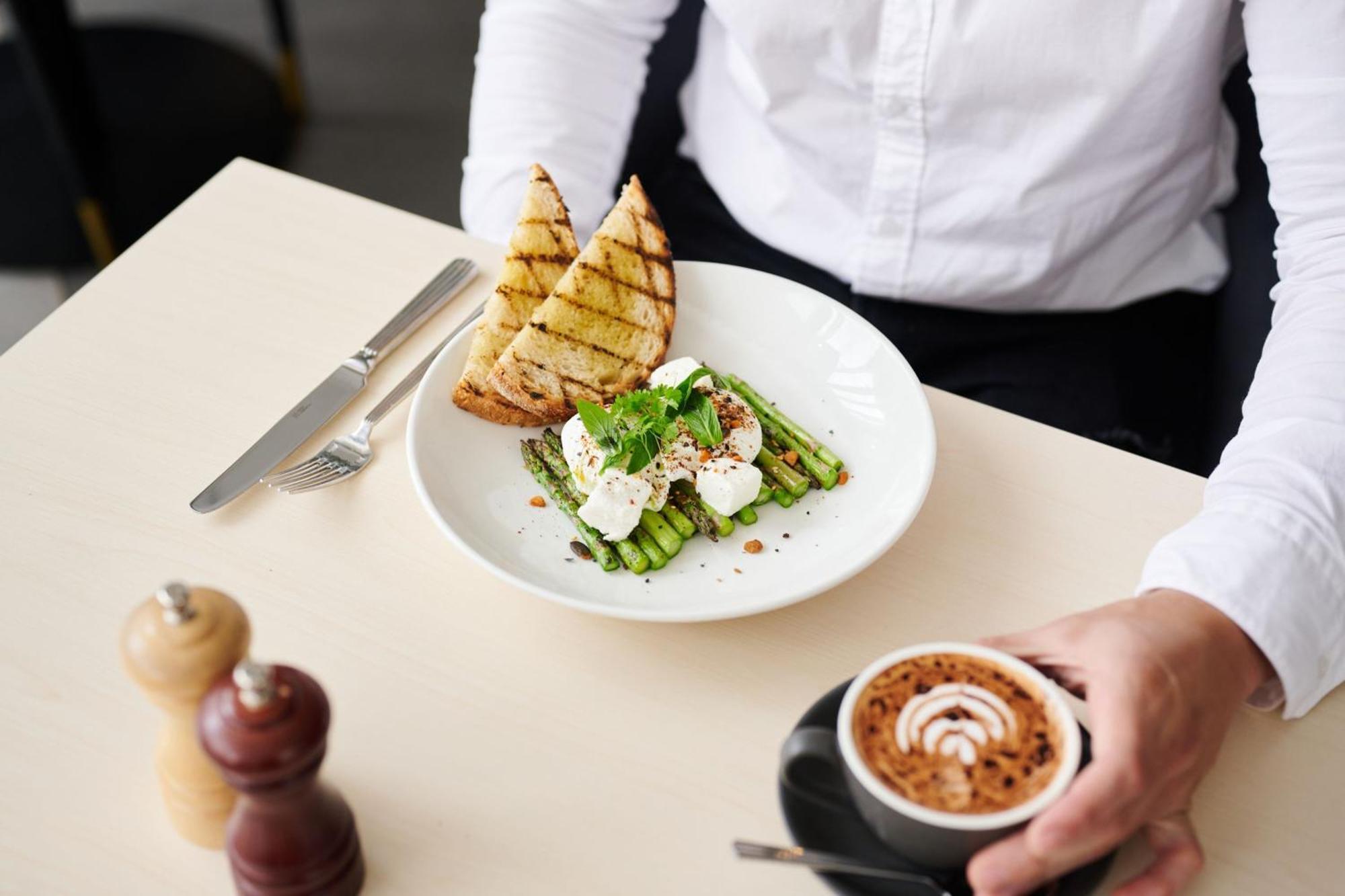 Midnight Hotel, Autograph Collection Canberra Exteriér fotografie Asparagus and poached egg