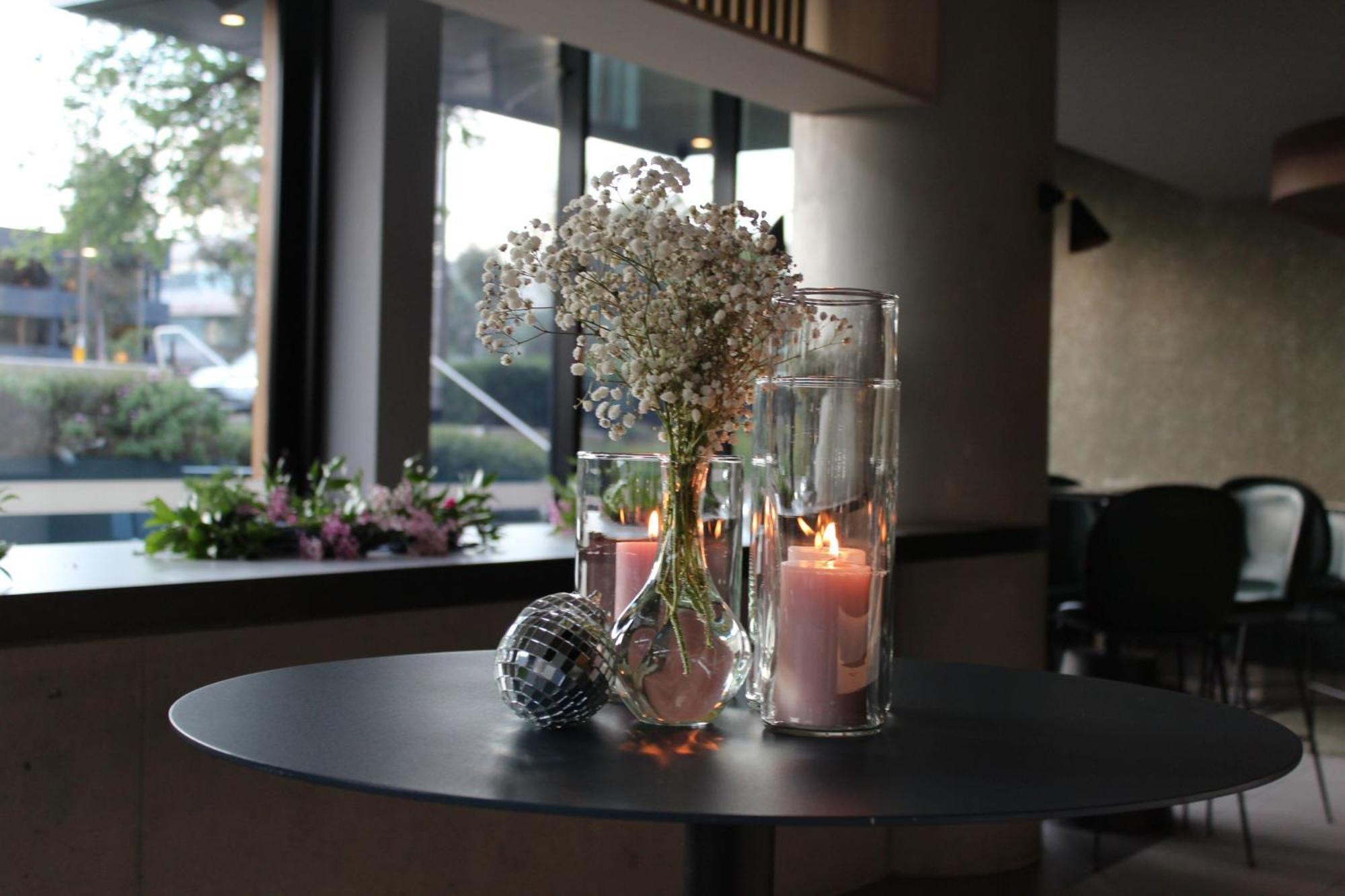 Midnight Hotel, Autograph Collection Canberra Exteriér fotografie A table with a centerpiece
