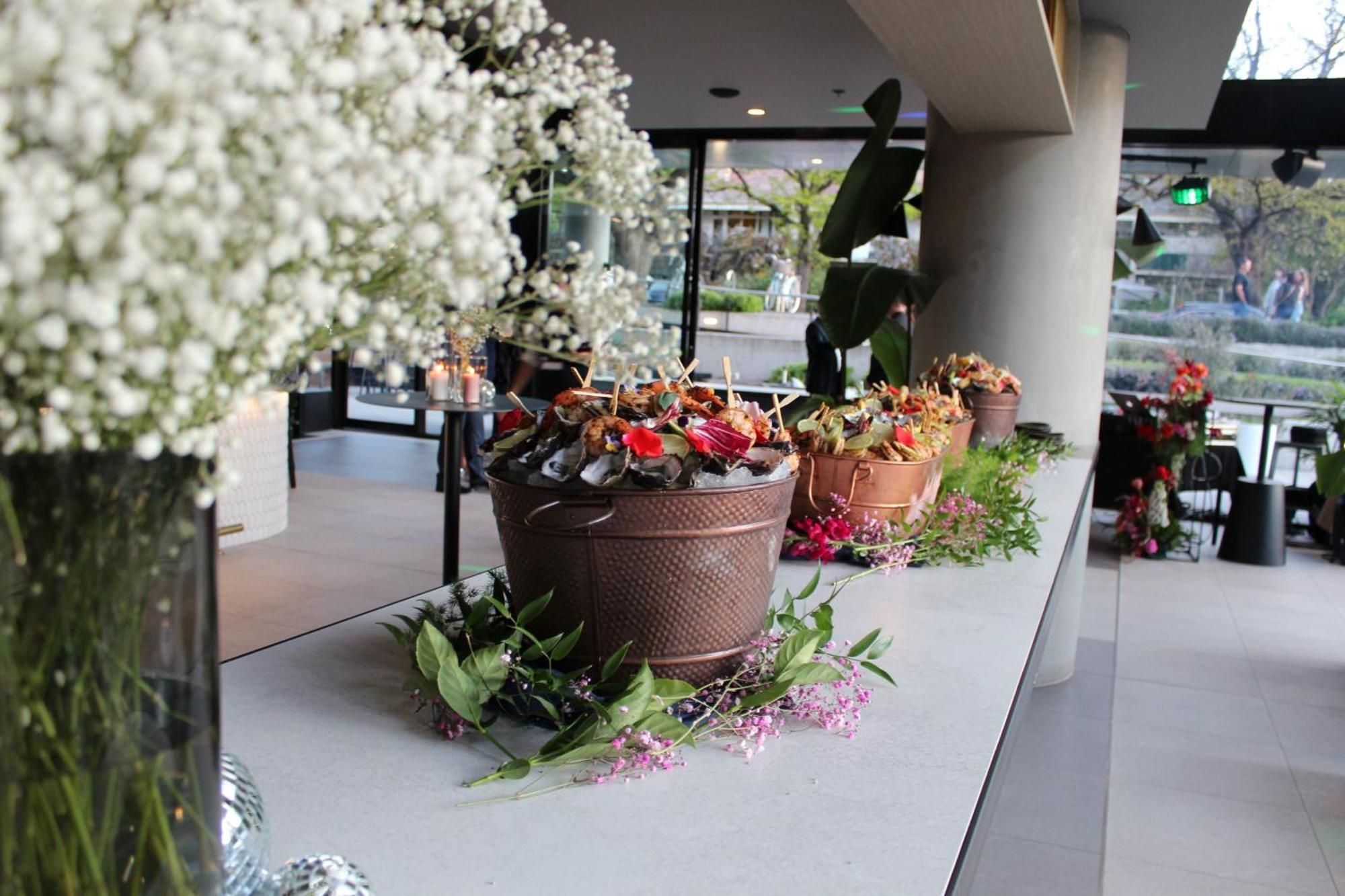 Midnight Hotel, Autograph Collection Canberra Exteriér fotografie Flower arrangement at the entrance of the hotel