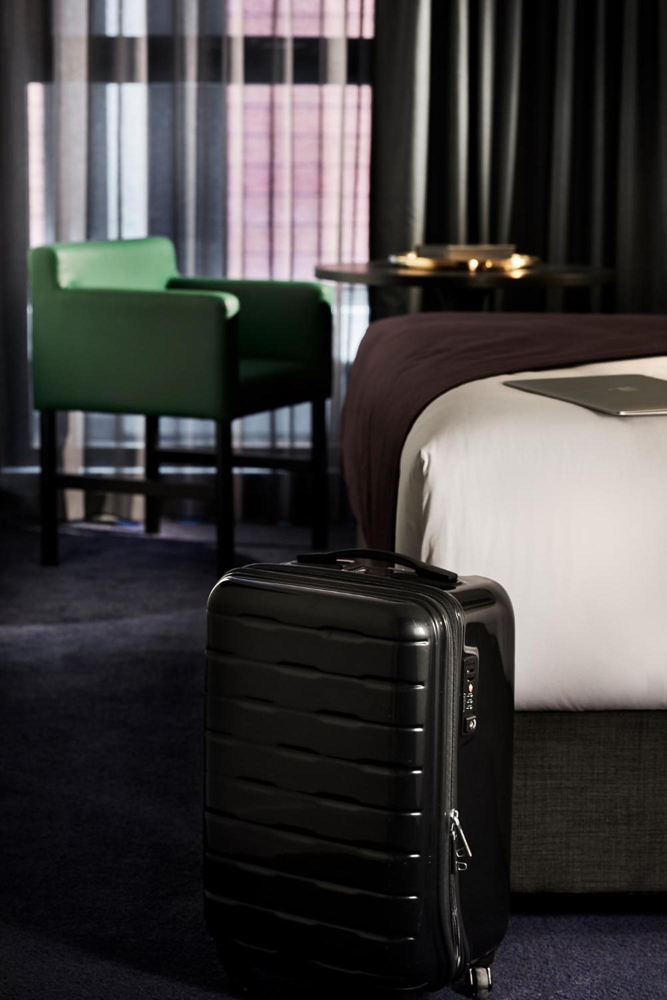 Midnight Hotel, Autograph Collection Canberra Exteriér fotografie A suitcase