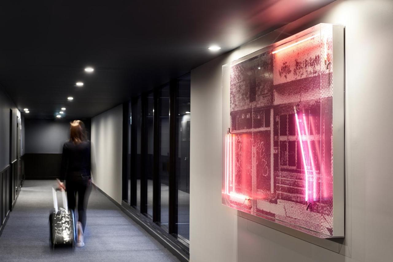 Midnight Hotel, Autograph Collection Canberra Exteriér fotografie Installation of the artwork "The Red Room" at the InterContinental London Park Lane